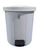 PAPELERA MANAPLAS PEDAL BLANCO